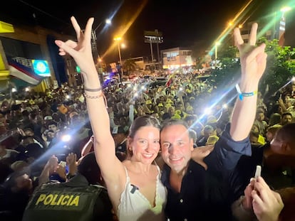 Taliana Vargas y Alejandro Eder festejan los resultados electorales, en Cali, el 29 de octubre de 2023.