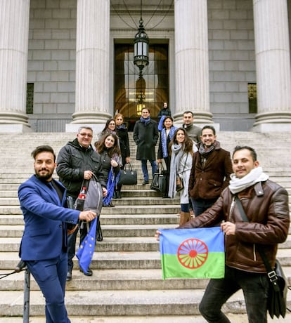 Ostalinda Maya (tercera por la derecha), con un grupo de abogados gitanos en las escaleras del Tribunal Supremo de EE UU.