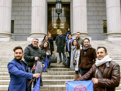 Ostalinda Maya (tercera por la derecha), con un grupo de abogados gitanos en las escaleras del Tribunal Supremo de EE UU.