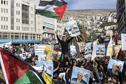 Palestinos con carteles del presidente de la Autoridad Nacional Palestina (ANP), Mahmud Abás, durante una manifestación para apoyar el reconocimiento de Palestina como Estado observador en la ONU, en Naplusa, Cisjordania.