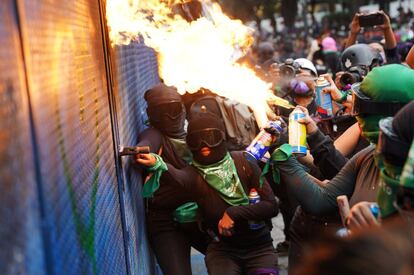 Las manifestaciones de este martes se dan en medio de un largo camino con batallas que se dan en los estrados judiciales, en las instancias gubernamentales y también en las calles.