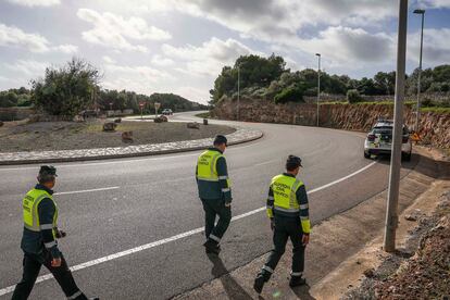 Guardias civiles inspeccionan este domingo el lugar del accidente en la Me-14 en el que se registraron seis víctimas mortales.