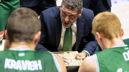 El entrenador de Unicaja, Ibon Navarro, da instrucciones a sus jugadores en un duelo de este curso.