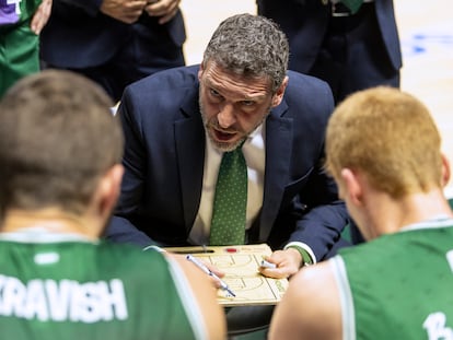 El entrenador de Unicaja, Ibon Navarro, da instrucciones a sus jugadores en un duelo de este curso.