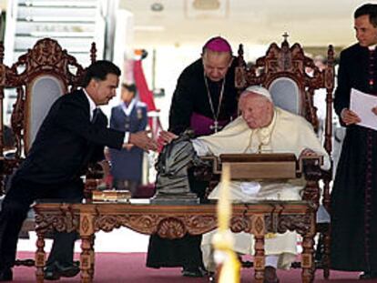 Juan Pablo II saluda al presidente de Guatemala, Alfredo Portillo.