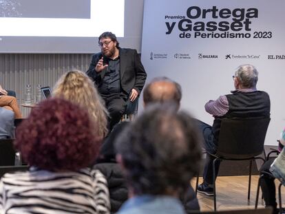 El ganador del Premio Ortega y Gasset a Mejor Fotografía 2023, Santi Palacios, en un encuentro con suscriptores y lectores de EL PAÍS en Valencia.
