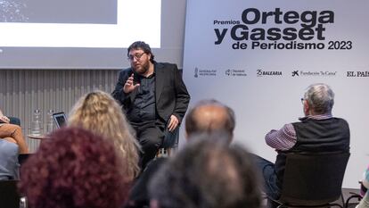 El ganador del Premio Ortega y Gasset a Mejor Fotografía 2023, Santi Palacios, en un encuentro con suscriptores y lectores de EL PAÍS en Valencia.