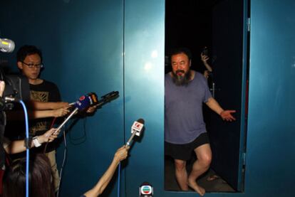 Ai Weiwei, en su estudio de Pekín después de ser liberado.