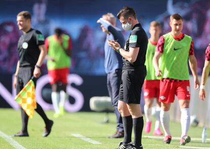 El cuarto árbitro con mascarilla en el RB Leipzig contra el SC Freiburg celebrado ayer.