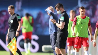 El cuarto árbitro con mascarilla en el RB Leipzig contra el SC Freiburg celebrado ayer.