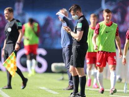 El cuarto árbitro con mascarilla en el RB Leipzig contra el SC Freiburg celebrado ayer.