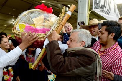 López Obrador recibe una canasta durante una visita a Milpa Alta, Ciudad de México.