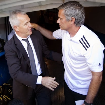 Saludo entre Mourinho y Javier Aguirre antes de comenzar el partido.