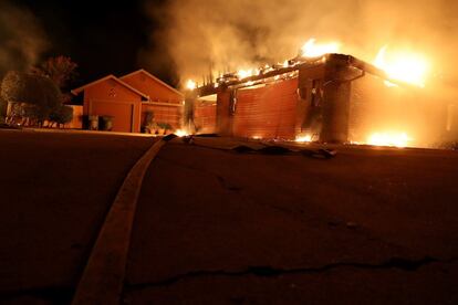 Muchas casas han quedado calcinadas por este incendio que recibe el nombre de 'Carr'.