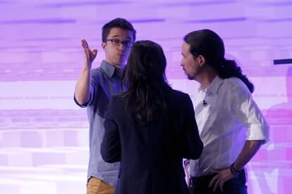 Íñigo Errejón da instrucciones momentos antes del debate a Pablo Iglesias.