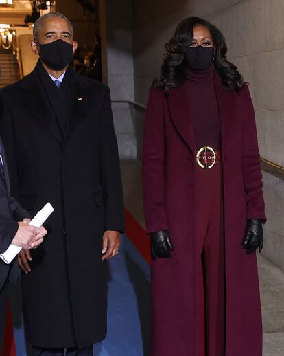 Michelle Obama y Kamala Harris coincidieron al elegir el mismo diseñador y ambas apostaron por Sergio Hudson. El imponente look de la ex primera dama estaba compuesto por un abrigo combinado con un jersey de cuello alto, un pantalón ancho y un cinturón todo en el mismo tono.