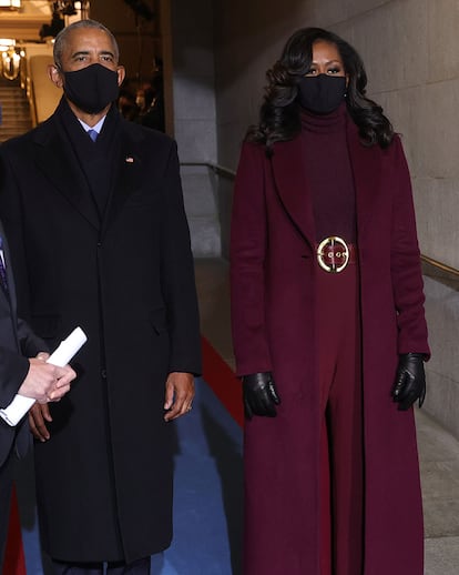 Michelle Obama y Kamala Harris coincidieron al elegir el mismo diseñador y ambas apostaron por Sergio Hudson. El imponente look de la ex primera dama estaba compuesto por un abrigo combinado con un jersey de cuello alto, un pantalón ancho y un cinturón todo en el mismo tono.