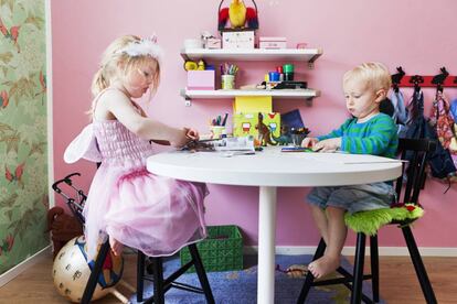 Una ni&ntilde;a y su hermano juegan en su habitaci&oacute;n 