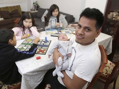 José, con su hija recien nacida en casa de sus suegros en San Sebastián, en noviembre.