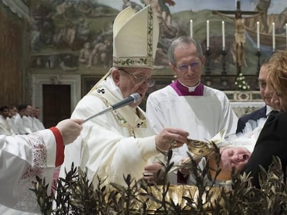 O papa Francisco, durante a tradicional cerimônia do sacramento do batismo.