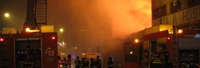 Los bomberos, en el incendio de Vallecas.