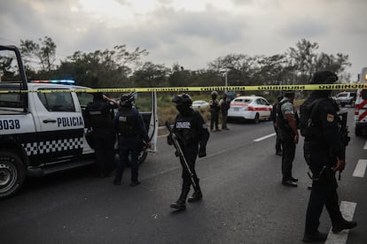 Policías retienen el tránsito en una carretera tras un asesinato, en enero de 2023 en Veracruz.