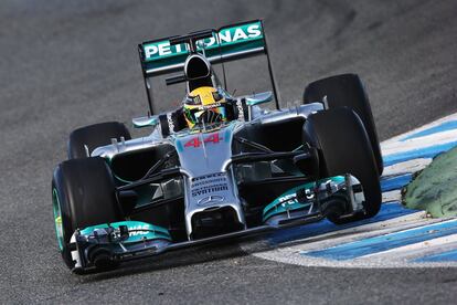 Lewis Hamilton probando el nuevo Mercedes W05.