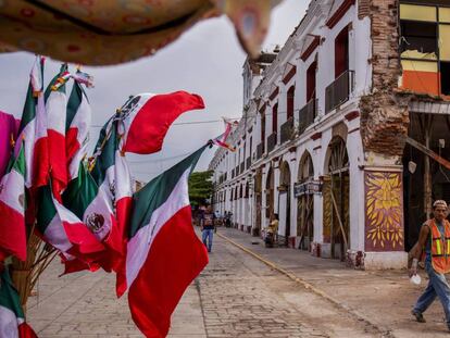 Un obrero pasa al lado del devastado palacio municipal de Juchitán.