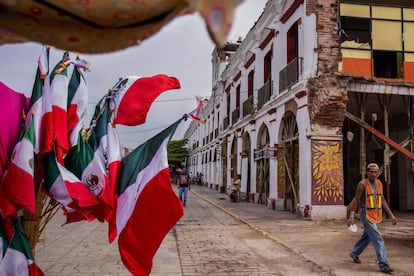 Un obrero pasa al lado del devastado palacio municipal de Juchitán.