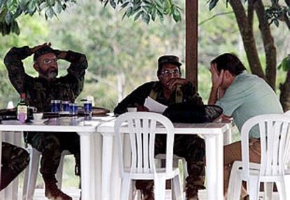 El enviado de la ONU, James Lemoyne, durante las conversaciones con dos comandantes de las FARC, Joaquín Gómez (centro) y Raúl Reyes.