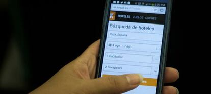 Un usuario accede a la aplicación de hoteles Kayak desde un móvil.