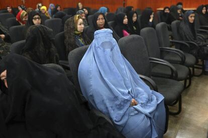 Un grupo de mujeres afganas participa en la ceremonia en honor del Día de la Mujer, organizada en Hérat (Afganistán).