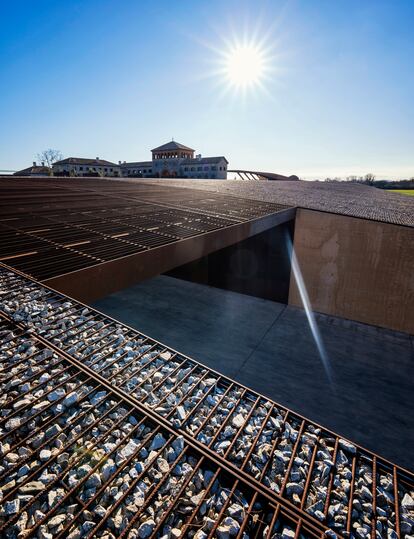 La nueva bodega familiar, un edificio-paisaje que se integra en el lugar, casi desapareciendo.