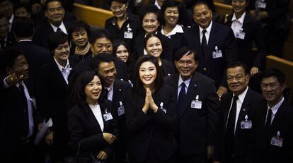 Yingluck Shinawatra, hace el gesto de agradecimiento después de ser  elegida por el Parlamento como nueva jefa del Gobierno de Tailandia.