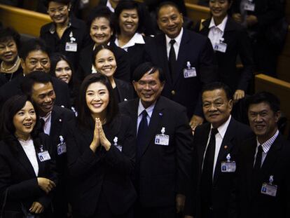 Yingluck Shinawatra, hace el gesto de agradecimiento después de ser  elegida por el Parlamento como nueva jefa del Gobierno de Tailandia.