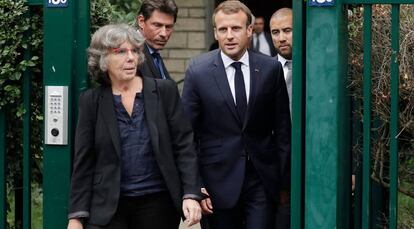 Macron junto a la hija de Maurice Audin, matemático asesinado por militares franceses en Argelia en 1957