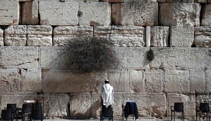 Un judío reza en el Muro de las Lamentaciones en Jerusalén.