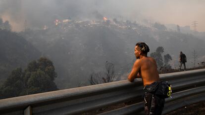 Personas observan los incendios forestales en Viña del Mar, Región de Valparaiso (Chile), en febrero de 2024.