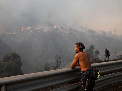 Personas observan los incendios forestales en Viña del Mar, Región de Valparaiso (Chile), en febrero de 2024.