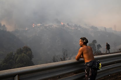 Un hombre observa los incendios en la zonda de Canal Beagle, en Viña del Mar.