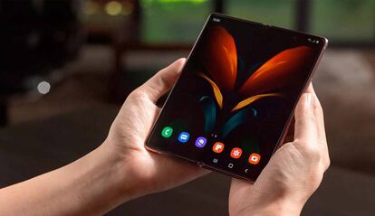 Samsung Galaxy Fold en mano