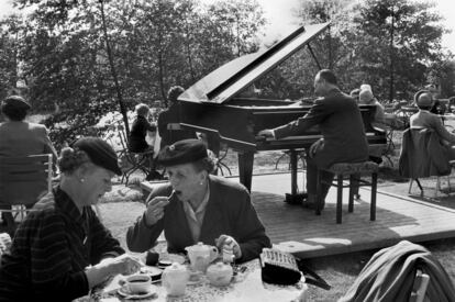 Berlineses disfrutan de un domingo por la tarde en el parque Tiergarten en Berlín, en 1955. Una zona muy amplia con árboles centenarios que fueron fuertemente dañados en el invierno de 1945.