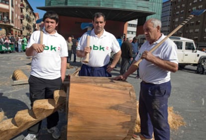 Julián, Amando y Julen Larrea durante la exhibición en la Herriko Plaza de Barakaldo.