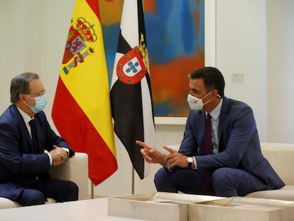 El presidente del Gobierno, Pedro Sánchez, durante la reunión que ha mantenido con el presidente de Ceuta, Juan Jesús Vivas, este miércoles en Moncloa.