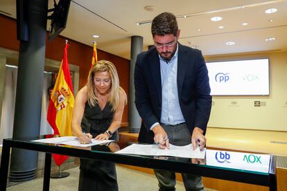 Los portavoces del PP y Vox en el Parlamento aragonés, durante la firma del pacto de gobierno.