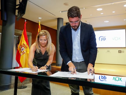 Los portavoces del PP y Vox en el Parlamento aragonés, durante la firma del pacto de gobierno.