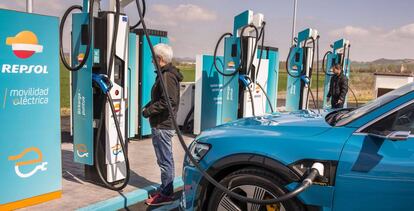 Estación de servicio de carga eléctrica ultrarrápida en Lopidana, Álava.