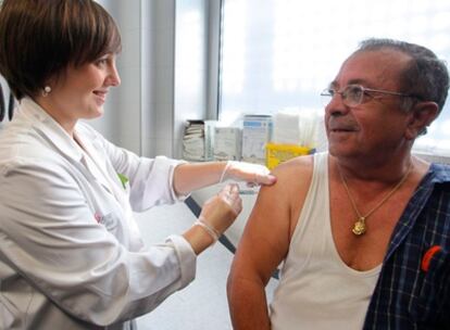 Una enfermera vacuna a Pepe Medina en el centro de salud de Natzaret (Valencia).