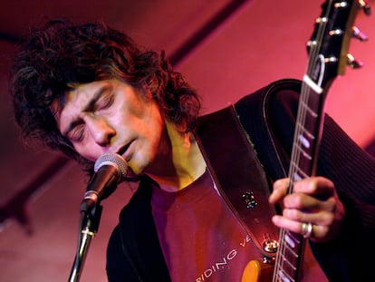 Antonio Vega, en una actuación en la sala Clamores de Madrid, en 2005.