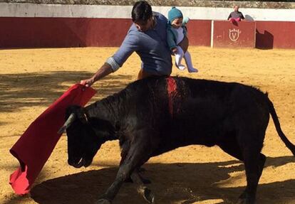 Francisco Rivera toreando una vaquilla con su hija de cinco meses en brazos.